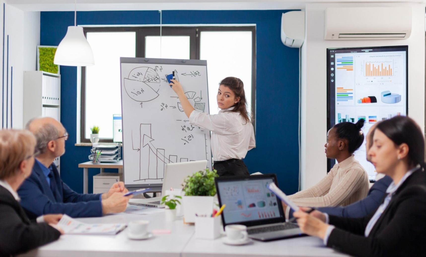 Equipo lyonexarivo trabajando en análisis financiero